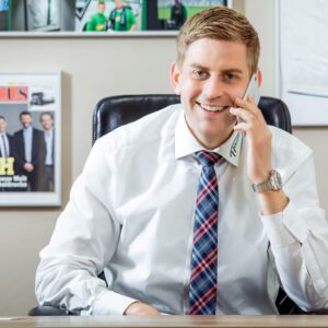Vertriebsleiter an Schreibtisch Portrait