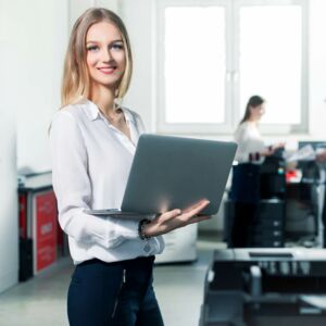 stellvertretende Geschäftsführerin in Büro mit Notebook